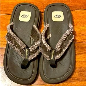 Size 6 sketcher sandals